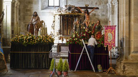 As� se preparan los pasos de Semana Santa en Celanova.