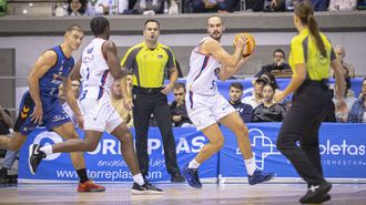 �lex Gal�n maneja el bal�n en el duelo entre el Monbus Obradoiro y el San Pablo Burgos