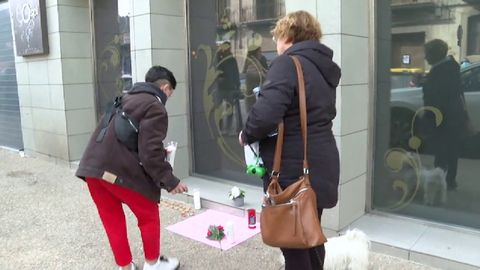 Velas en memoria de la menor fallecida tras lanzarse al vac�o con su hermana gemela en Sallent