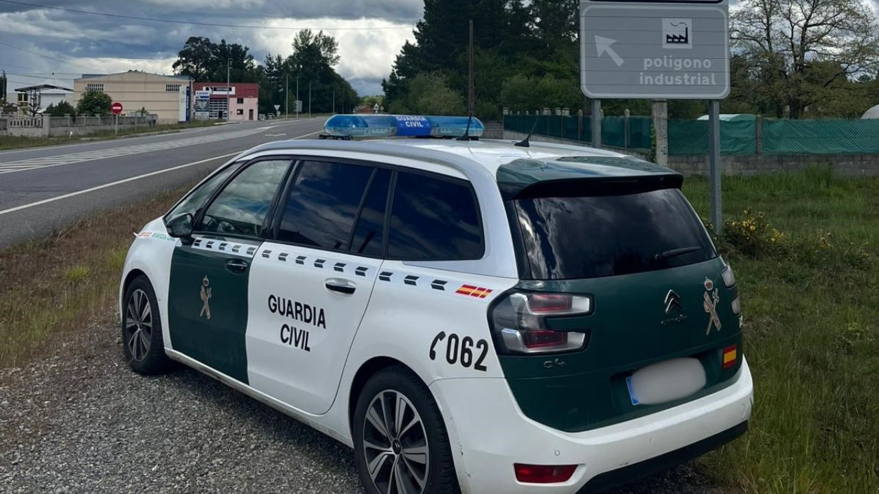 La Guardia Civil identifica a un camión que vertió uralita en el polígono industrial de Castro de Rei