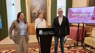 La alcaldesa de Gij�n, Carmen Moriy�n, en rueda de prensa en el Consistorio gijon�s, junto al concejal de Infraestructuras Urbanas y Rurales, Gilberto Villoria, y la directora general de Infrestructuras del Ayuntamiento de Gijon, Mar�a L�pez.