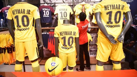 El PSG ya vende camisetas con el nuevo dorsal de Neymar, el 10