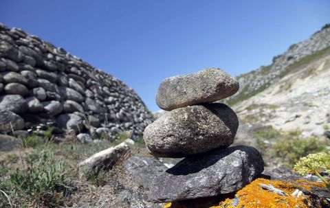 <span lang= es-es >Trabajo voluntario</span>. Algunos visitantes del castro son conscientes de que apilar piedras no es ninguna tradicin y, por propia iniciativa, van desmontando los montones de cantos rodados. An as, a los pocos das las figuras vuelven a surgir sin remedio en todo el entorno del yacimiento. 