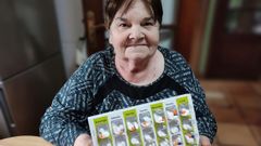 Amparo Torres con un pastilleros preparado por la farmacia Tato de A Pobra