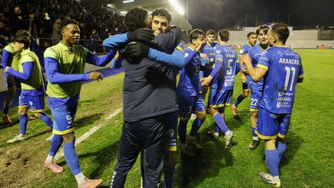 Los jugadores del Ourense CF celebran en O Couto la victoria sobre el Girona en la Copa del Rey.