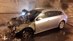 Coche incendiado en Ria�o