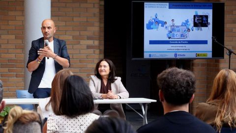 El alcalde de O Porri�o, Alejandro Lorenzo, en el programa municipal de empleo, junto a la delegada de la Xunta, Ana Ortiz