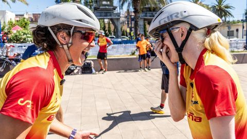 Susana Rodr�guez Gacio, emocionada tras cruzar la meta del Europeo junto a su gu�a, Sara P�rez.
