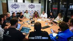 El presidente del Principado de Asturias, Adrin Barbn junto a la delegada del Gobierno, Adriana Lastra, y el consejero de Medio Ambiente, Alejandro Calvo, en la sede del 112 donde se han reunido con los cuerpos que hacen seguimiento de los incendios forestales