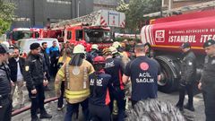 Personal del servicio de emergencias en la zona donde se produjo el accidente