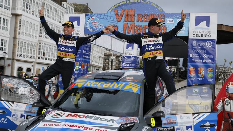 Alberto Meira (derecha) celebra la victoria en el Rali da Mari�a junto a su copiloto Avelino Mart�nez