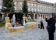 El bel�n del Obradoiro qued� instalado ayer para felicitar las navidades a los compostelanos .