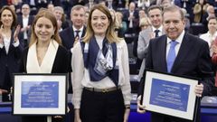 La hija de Mara Corina Machado yEdmundo Gonzlez posan con Metsola tras recoger el premio Sajarov