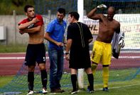 Dani Conde y Flori fueron atendidos en el terreno de juego ante la mirada del colegiado. 