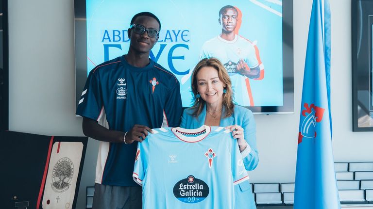 El nuevo jugador del Celta Abdoulaye Faye, tras firmar su contrato con la presidenta, Mari�n Mouri�o.