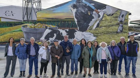 Los socios de la cooperativa, ante uno de los murales que acaba de estrenar la explotacin.