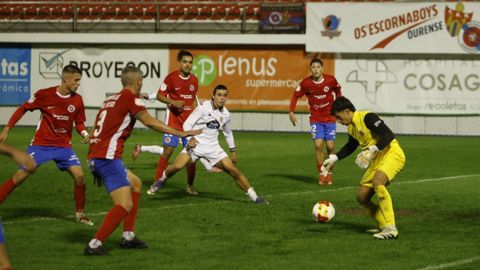 Manu Vizoso protegiendo la porter�a de la UD Ourense.