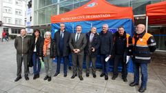 La primera teniente de alcalde, Gloria Prada. segunda por la izquierda, en una entrega de material de protecci�n civil