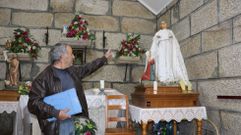 El presidente de la comisi�n de fiestas se�ala la imagen de la virgen a la que robaron sus joyas en A Lama