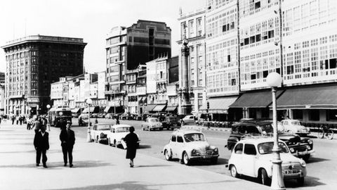 Los Cantones. A la derecha, las terrazas del Caf� Oriental, Sporting Club y Caf� M�ndez N��ez. Al fondo, el edificio del Banco Pastor. Aparcados, varios coches Seat 600. A�o 1959.