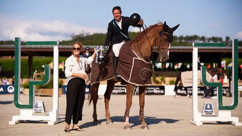Flora P&eacute;rez junto a Iv&aacute;n Serrano S&aacute;ez, ganador del Gran Premio Casas Novas Trofeo Marqu&eacute;s de Riscal.