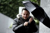 Miguel �ngel Gonz�lez Del R�o tuvo que aguantar el chaparr�n pero ahora est� cubierto.