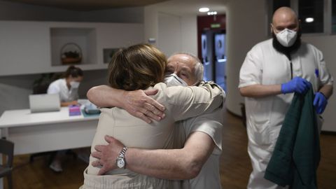 Pepita, la primera vacunada de Asturias contra el covid, tras volver a ser la primera persona en recibir la tercera dosis de la vacuna, en la Residencia La Mixta de Gijn