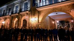Un momento de la concentraci�n que tiene lugar en la plaza del Ayuntamiento de Oviedo en recuerdo por las v�ctimas del accidente ferroviario de este mi�rcoles en Urda (Toledo)