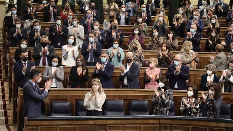 El presidente del Gobierno, Pedro S�nchez, agradece los aplausos de la bancada del PSOE tras su intervenci�n en el pleno del Congreso de este mi�rcoles.