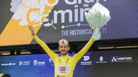 Adam Yates con el maillot amarillo de l�der de la general