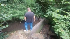 Presa en el r�o Fornelos que deber�a rebosar, pero est� por debajo de su nivel, fotografiada este jueves en Oza Cesuras