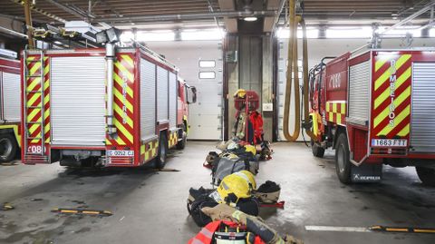 Veh�culos y equipamiento de bomberos en el parque de A G�ndara, en una foto de archivo.