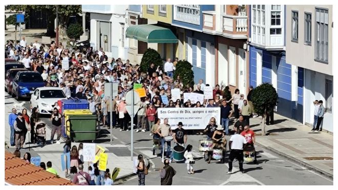 Manifestacin organizada por la asociacin de vecinos en demanda de servicios para los mayores, el 12 de octubre