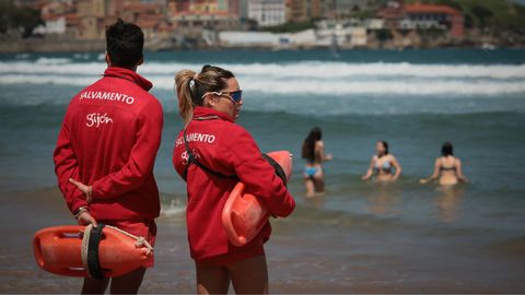 Socorristas en una playa de Gij�n
