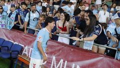 El jugador del Celta Hugo Gonz�lez, con aficionados en A Lomba tras el amistoso ante el Sporting de Gij�n.
