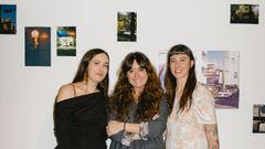 Alina Espi�o (izquierda), Luc�a Castro (centro) y Andrea S�nchez, la fot�grafas que firman la exposici�n, durante la inauguraci�n que tuvo lugar el pasado mi�rcoles en Vavava Haus