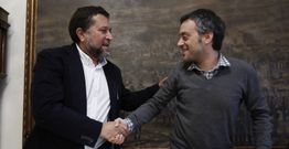 El alcalde, Xulio Ferreiro, saluda al portavoz de la Plataforma pola Xesti�n Policial da Diversidade. 