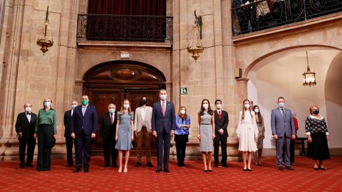 Foto de familia de la Familia Real con los premiados con las medallas de Asturias