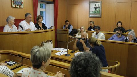 El alcalde de Oleiros, presidiendo un pleno en el que est presente el edil socialista Jess Fernndez, a la derecha de la imagen, con barba y camisa azul