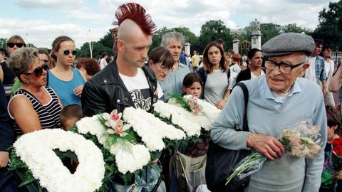 Personas de todas las edades lloraron a Diana e hicieron largas colas para depositar ramos a las puertas del palacio de Buckingham. Imagen de archivo del 2 de septiembre de 1997. 