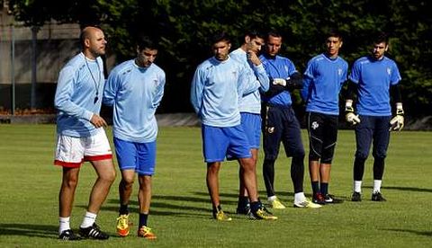 Fredi -izquierda- en un entrenamiento y a la derecha los tres porteros del equipo.
