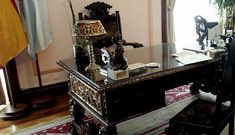 Mesa y sillas de estilo castellano en el despacho del alcalde desde antes del inicio de la democracia.