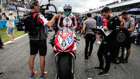 Carlos Rodrguez, de negro, apura la puesta a punto de la moto de Marcel Schrtter en Jerez.