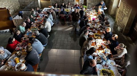 Unas 70 personas acudieron a la comida en el centro social de Cabanet�n