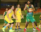 El p�vot Cheik, presionado por Trevijano ante la mirada de Jorge. 