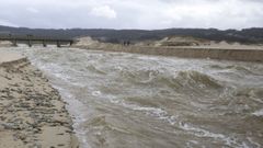 El canal de Baldaio, comenzando a desaguar tras las obras