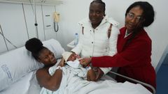 Gilsa, que es madre primeriza, con el peque�o Luan Mikiel, y dos familiares este jueves a mediod�a en el hospital mari�ano