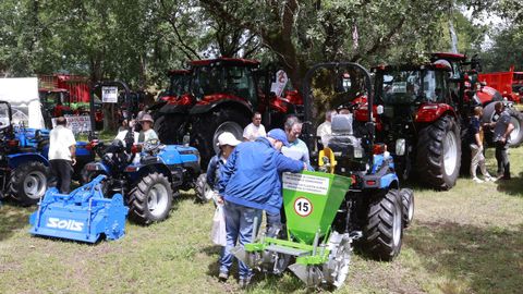 Las Feiras de Primavera de O Pramo incluyeron maquinaria agrcola que compradores y curiosos ojearon