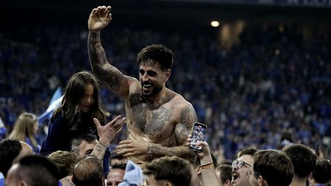 El defensa del Oviedo David Costas celebra con la afición el ascenso a Primera División