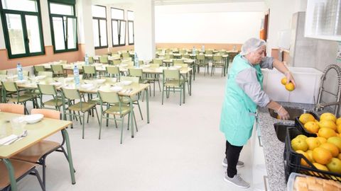 Una voluntaria preparando el men� de un comedor escolar